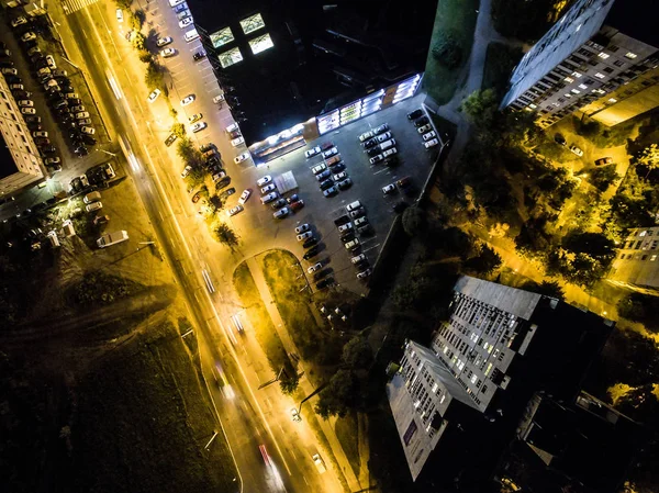 照亮的夜行市街头，顶视图 — 图库照片