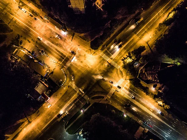 Nacht beleuchtete Kreuzung in der Stadt — Stockfoto