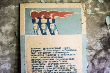 Pripyat terk edilmiş okul içinde duvar posteri