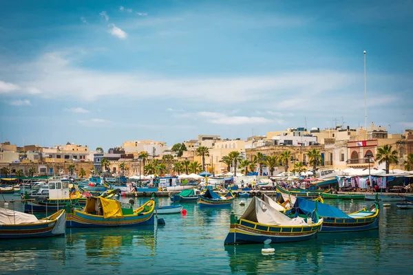 Balıkçı tekneleri Marsaxlokk köyü yakınlarında — Stok fotoğraf