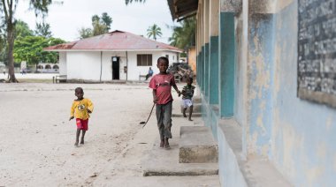 sevimli küçük Afrikalı çocuklar Zanzibar bir sokakta