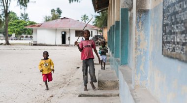 sevimli küçük Afrikalı çocuklar Zanzibar bir sokakta