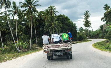 kamyon sürüş Afrika yolda zemin üzerinde kişi ile