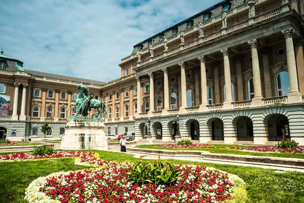 Buda castle courtyard with statue — Stock Photo, Image