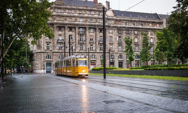 Tramvai galben tradițional maghiar în piață — Fotografie, imagine de stoc