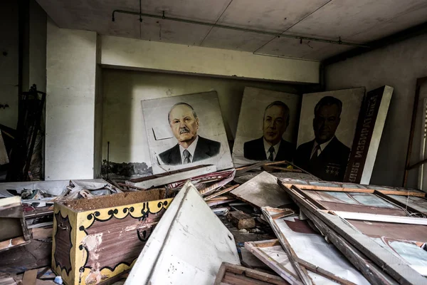 Stanza scolastica abbandonata con foto e detriti sul pavimento a Pripyat — Foto Stock
