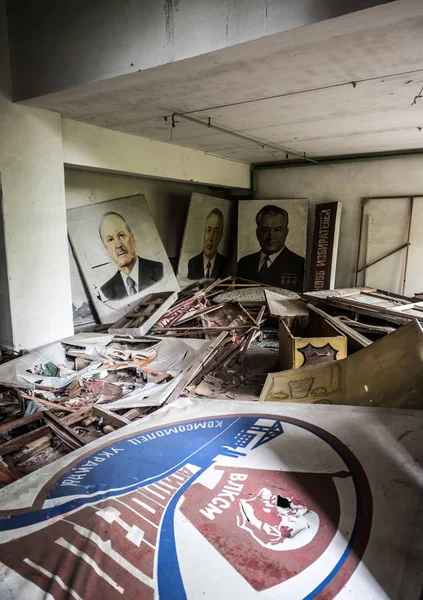 Stanza scolastica abbandonata con foto e detriti sul pavimento a Pripyat — Foto Stock