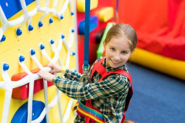 ağları ile duvar tırmanma üzerinde sevimli küçük kız