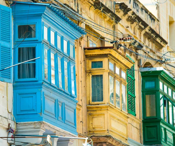 Valletta street med traditionella färgglada balkonger — Stockfoto
