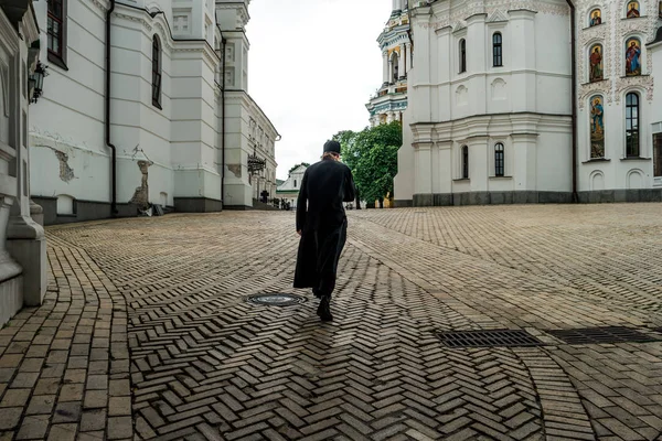 Călugăr traversându-se în curtea Kievului Pecersk Lavra — Fotografie, imagine de stoc
