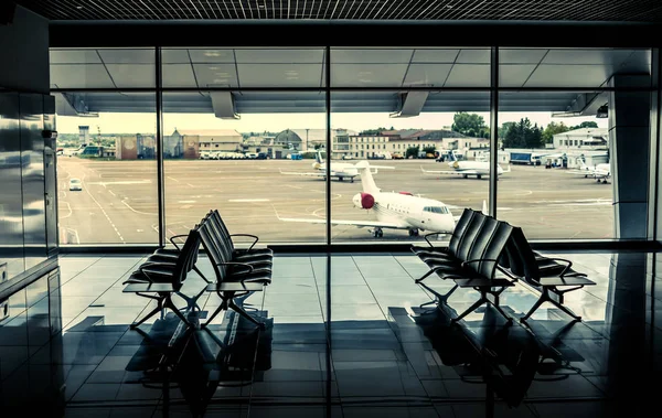 Терминал аэропорта с видом на взлетно-посадочную полосу — стоковое фото