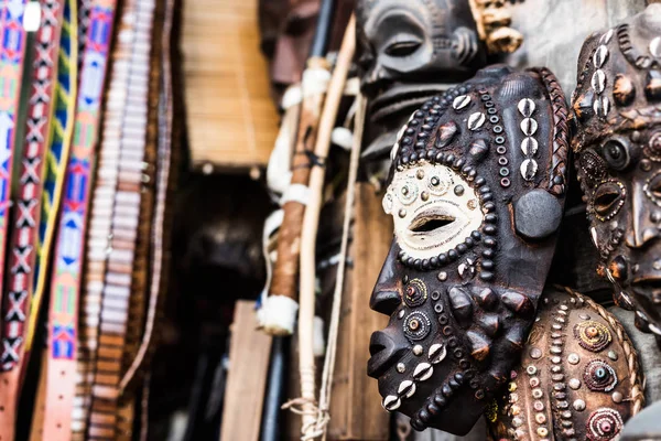 Máscaras tribais africanas tradicionais no mercado — Fotografia de Stock