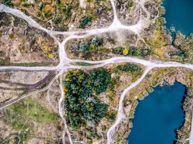 grove ve su ile çevrili parçaları ile renkli banliyösü