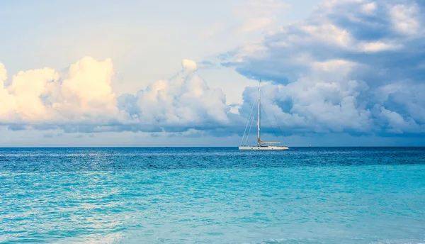 Wunderschöne Meereslandschaft mit Segelschiff am Horizont — Stockfoto