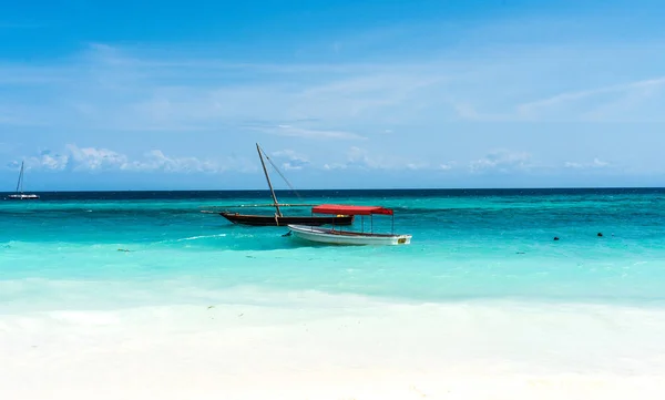 Bunte Landschaft mit blauem Himmel und Meer mit Segelbooten, Sansibar — Stockfoto