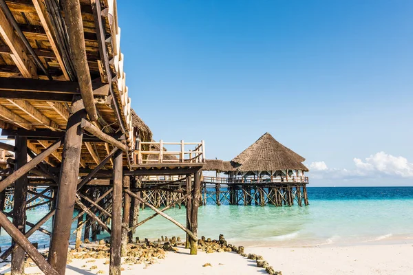 Muelle de madera con techo de paja en el océano — Foto de Stock