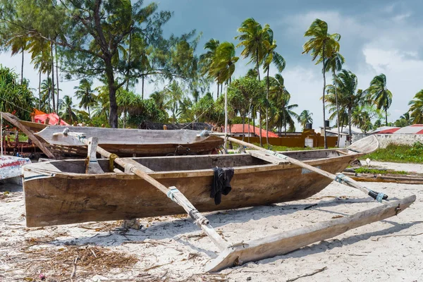 Velho barco de pesca de madeira na praia africana — Fotografia de Stock