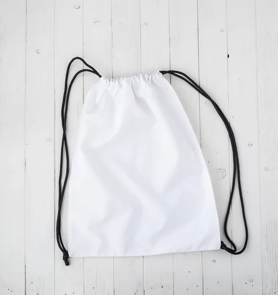 Mochila blanca con cuerda negra — Foto de Stock