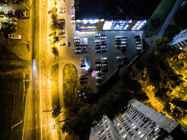 Verlichte nacht street, top uitzicht op de stad — Stockfoto