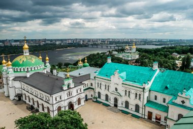 Kiev Pechersk Lavra çan kulesinden bahçesinde görünümünü