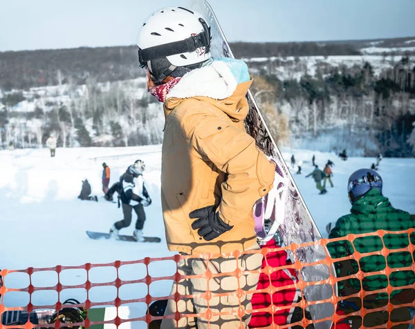 Gente en traje de esquí sosteniendo tablas de snowboard en un snowhill —  Fotos de Stock