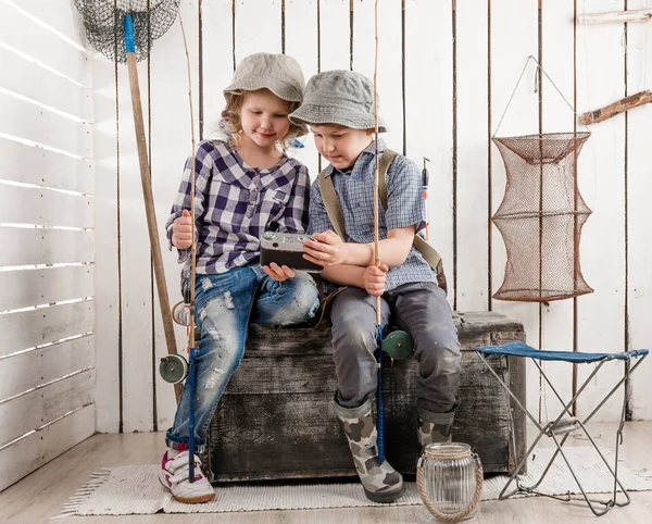 Deux enfants mignons faisant selfie sur caméra rétro — Photo