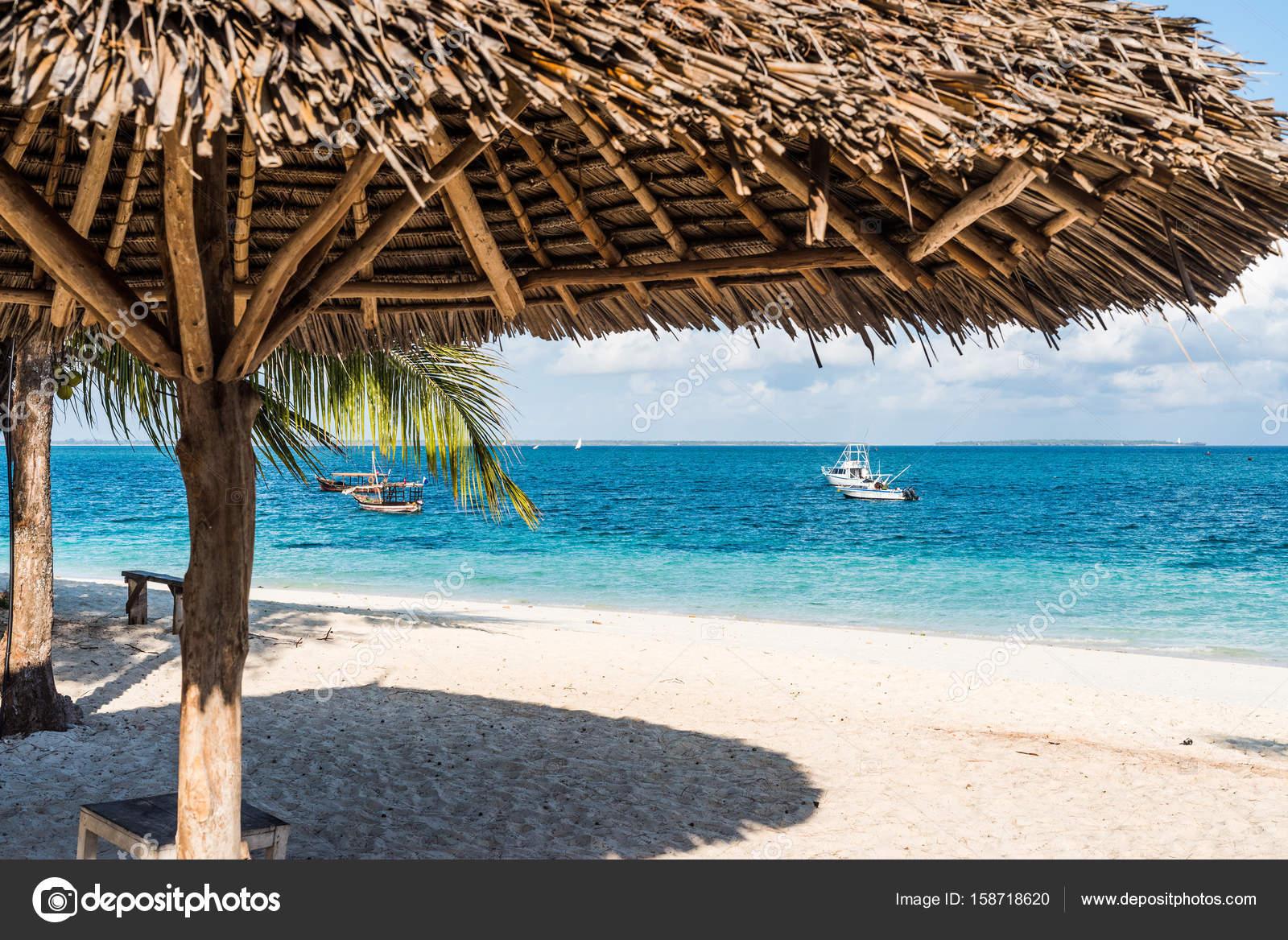 Belle Vue Sur Locéan Bleu De Plage Avec Parasol Paille