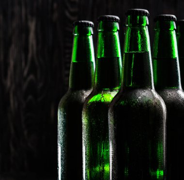 Yeşil bira şişeleri