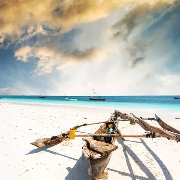 木制独木舟上的非洲海岸 — 图库照片