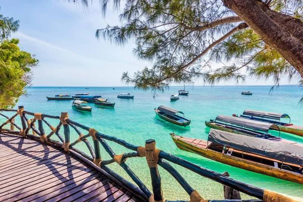 Paysage étonnant avec océan turquoise et bateaux depuis une terrasse — Photo