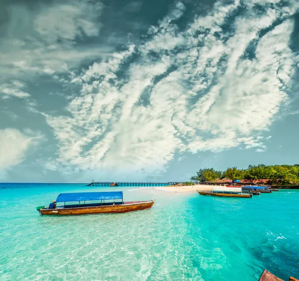 Paisagem marinha colorida com barcos perto da costa de Zanzibar — Fotografia de Stock