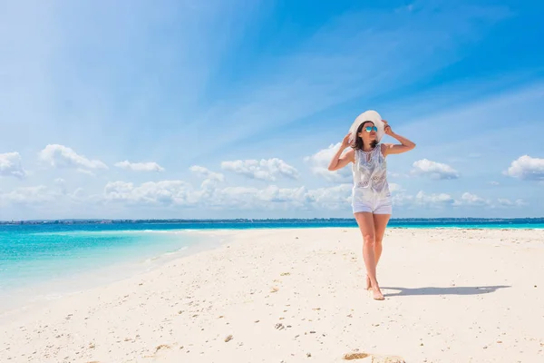 Красивая улыбающаяся девушка в шляпе на пляже — стоковое фото