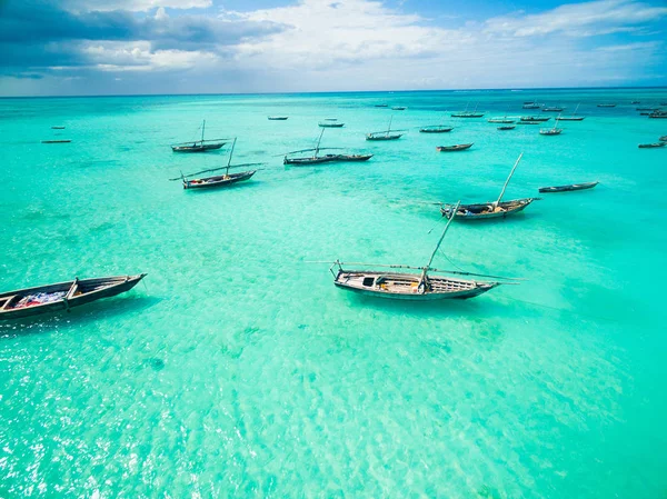 Bela paisagem marinha com barcos de pesca no oceano claro — Fotografia de Stock