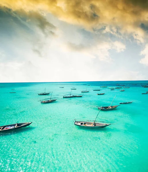 美丽的海景，与明确海洋渔船 — 图库照片