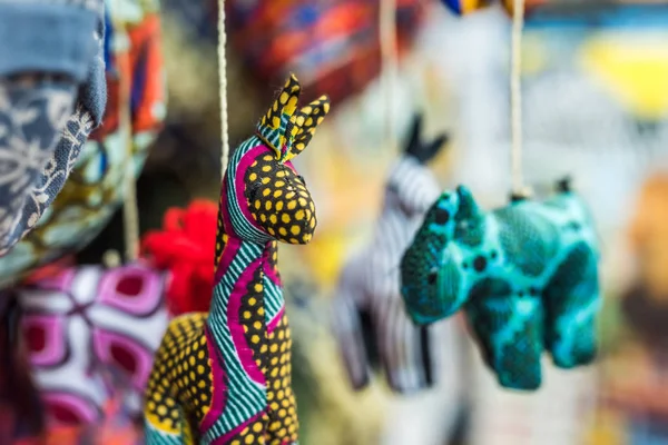 Divertenti giocattoli colorati fatti a mano al mercato — Foto Stock