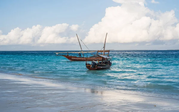 Zwei afrikanische Boote in Küstennähe mit wunderschönem Meer und Himmel im Hintergrund — Stockfoto