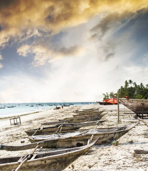 Många gamla fiskebåtar på afrikanska seashore — Stockfoto