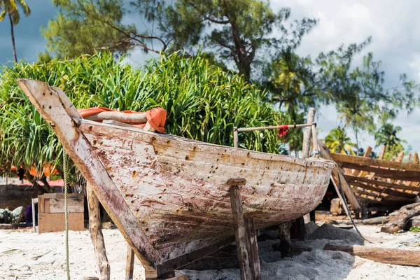 Velho barco de pesca de madeira com remos em uma praia — Fotografia de Stock