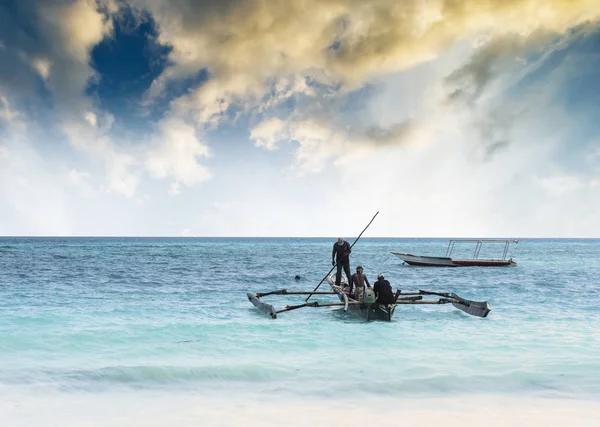 Krásná krajina s rybářskými čluny, Zanzibar — Stock fotografie