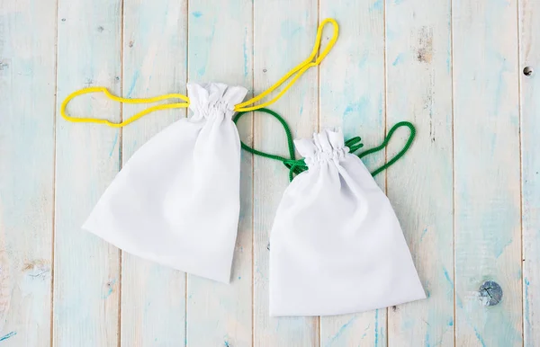Dois pequenos sacos de presente com laços coloridos — Fotografia de Stock