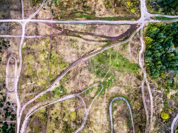 Tracks gerold in platteland terrein, bovenaanzicht — Stockfoto