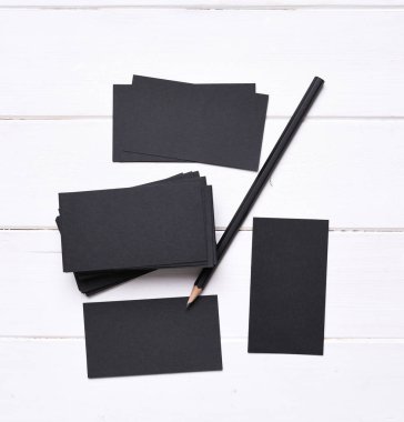 Siyah kartvizit yığınları