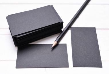 Siyah kartvizit yığını