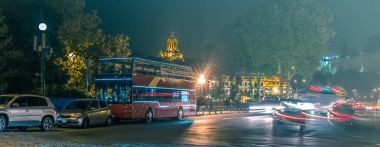 Tbilisi gece yolda gezi otobüs