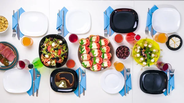 Mesa maravillosamente establecida para ocho con platos y bebidas — Foto de Stock