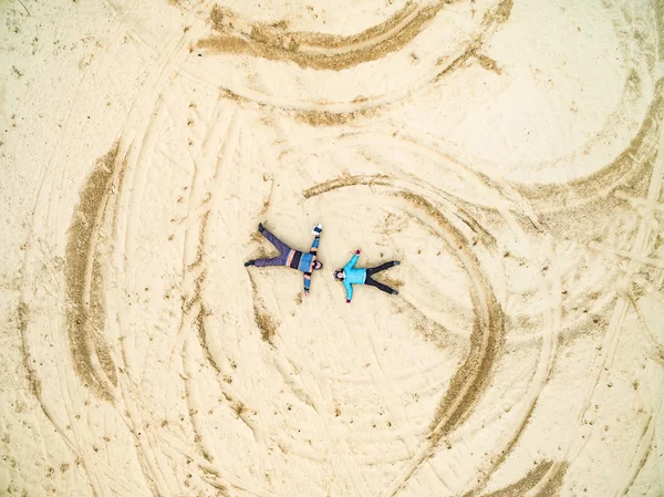 カップルに寝そべって砂質地盤 — ストック写真