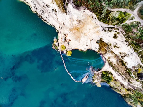 Luchtfoto shoot van de kust van een meer met zand mijnbouw — Stockfoto