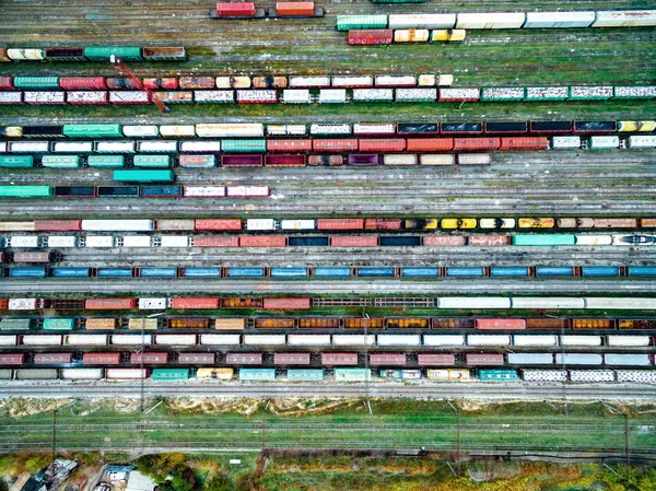 Vias férreas e vagões, vista superior — Fotografia de Stock
