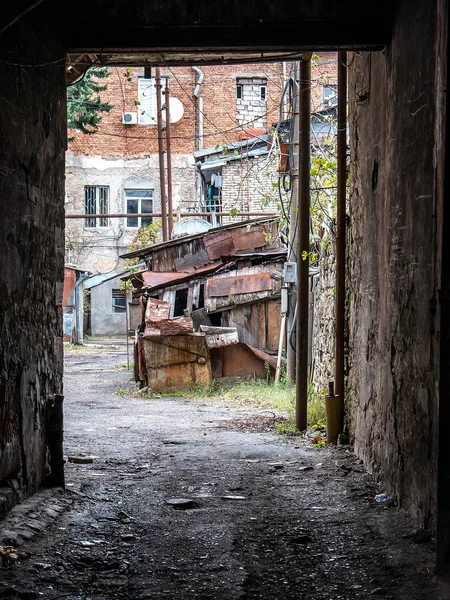 Viejo patio en Kutaisi, Georgia — Foto de Stock