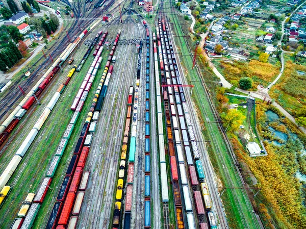 Letecké natáčení železničních tratí s mnoha vozů — Stock fotografie